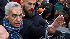 Policisté vedou prezidentského kandidáta Georgeska k výslechu. (26. února 2025)