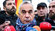 Policisté vedou prezidentského kandidáta Georgeska k výslechu. (26. února 2025)