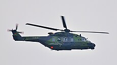 N�mecký vojenský vrtulník p�i cvi�ení v Bádensku-Württembersku (7. listopadu...