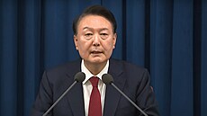 Jihokorejský prezident Jun Sok-jol vyhlauje stanné právo v televizním projevu...