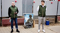 Ru�tí ú�edníci stojí u náborového stánku v Moskv�, kde zájemc�m rozdávají...