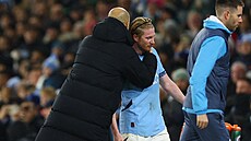 Pep Guardiola, kou� Manchesteru City, objímá zálo�níka Kevina de Bruyneho,...