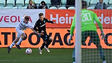 Plze�ský zálo�ník Pavel �ulc (v �erném) v utkání s Karvinou.