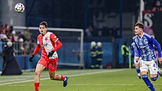 Olomoucký Jakub Elbel (vpravo) stíhá slávistu Mojmíra Chytila.