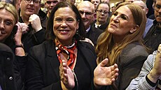 P�edsedkyn� strany Sinn Féin Mary Lou McDonaldová (vlevo) slaví vít�zství ve...