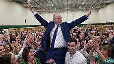 P�edseda strany Fianna Fáil Micheál Martin slaví vít�zství ve svém volebním...