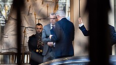 Michel Barnier p�i p�íjezdu do Elysejského paláce, kde p�edal rezignaci...