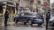 Michel Barnier p�i p�íjezdu do Elysejského paláce, kde p�edal rezignaci...