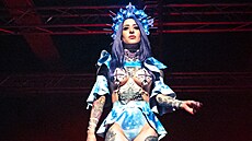 Není hodná, zlobí. Nerespektuje konvence, a je na to py�ná. Akce Prague Fetish...