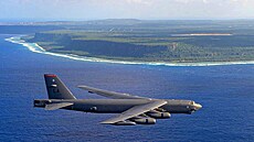 Boeing B-52 b�hem cvi�ného letu poblí� základny na Guamu