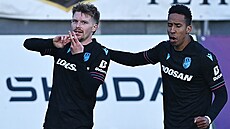 Plzeský záloník Pavel ulc (vlevo) slaví vstelený gól se spoluhráem Jhonem...