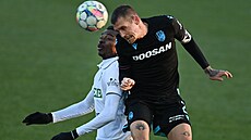 Plze�ský obránce Jan Hejda p�eskakuje Luckyho Ezeha z Karviné.