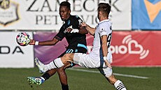 Plze�ský obránce Sampson Dweh se sna�í odehrát mí� p�ed napadajícím Amarem...