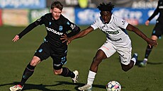 Plzeský záloník Pavel ulc (vlevo) a David Moses z Karviné