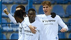 Libere�tí fotbalisté se radují z gólu, který vst�elil Ahmad Ghali.