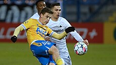 Teplický zálo�ník Michal Bílek se sna�í odehrát mí� p�ed �ubomírem Tuptou z...