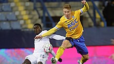 Teplický obránce Jaroslav Haru��ák (vpravo) v souboji s Ahmadem Ghalim z...