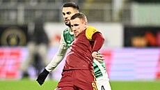 Útoník Muris Meanovi z Dukly odehrává mí ped dotírajícím Nemanjou...