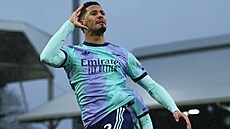Obránce William Saliba z Arsenalu slaví svoji trefu.