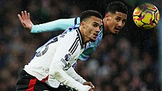 Antonee Robinson z Fulhamu (vlevo) a William Saliba z Arsenalu