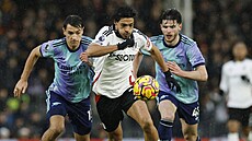 Úto�ník Raúl Jiménez z Fulhamu s mí�em p�ed Jakubem Kiwiorem (vlevo) a Declanem...