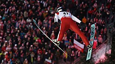 Daniel Tschofenig a jeho skok b�hem závodu SP ve Wisle