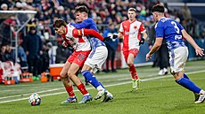 Slávistický úto�ník Mojmír Chytil si kryje mí� v utkání proti Olomouci.