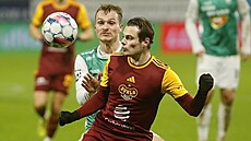 Jablonecký Matj Polidar brání Jakuba Zeronika z Dukly.