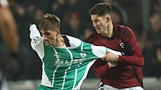 Spar�anský obránce Martin Vitík se sna�í zastavit Dominika Ple�tila z Bohemians.