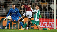 Spar�anský k�ídelník Veljko Birman�evi� se sna�í p�es Denise Valu vypálit na...