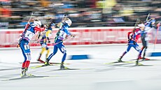 Markéta Davidová (s �íslem 4) krátce po startu hromadného závodu v Kontiolahti