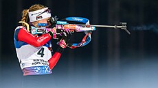 Markéta Davidová na st�elnici b�hem hromadného závodu v Kontiolahti