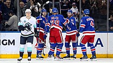 Hokejisté New Yorku Ranger se radují z gólu v utkáni proti Seattlu.