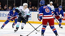 Tye Kartye ze Seattlu úto�í v utkání proti New Yorku Rangers.