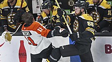 Travis Konecny z Philadelphie v roztrce s Justinem Brazeauem z Bostonu