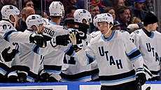 Obránce Michael Kesselring z Utahu slaví se spoluhrái svj gól.