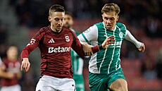 Tomá� Wiesner ze Sparty (vlevo) vede mí� p�ed Vojt�chem Novákem z Bohemians.