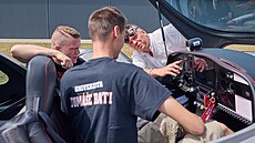 Univerzita Tomá�e Bati nabízí student�m i zam�stnanc�m kurzy létání ve...