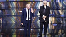 Nikki Glaserová moderuje 82. Zlaté glóby