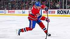 Úto�ník Patrik Laine vysílá st�elu na branku.