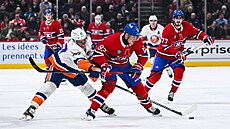 Patrik Laine se sna�í proniknout do úto�ného pásma.