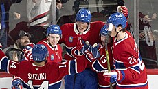 Patrik Laine (uprost�ed) se raduje se spoluhrá�i z gólu.