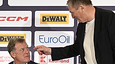 Prezident hokejového svazu Alois Hadamczik (vpravo) mluví na trenéra národního...