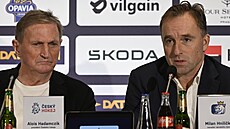 Mana�er národního týmu Milan Hnili�ka (vpravo) mluví na nomina�ní tiskové...