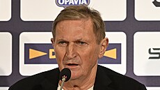 Alois Hadamczik mluví na noviná�e b�hem tiskové konference.
