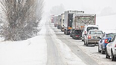 Sn�hová kalamita na silnici u Konecchlumí na Ji�ínsku po cest� do Krkono�. (6....