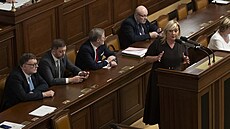Sch�ze Poslanecké sn�movny. Na snímku hovo�í Alena Schillerová (ANO). (5....