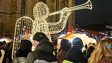 Na plze�ském nám�stí Republiky op�t zá�í váno�ní strom. (1. prosince 2024)