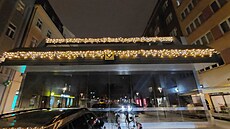 Letos poprvé je ozdobený také venkovní ochoz vestibulu stanice K�i�íkova,...