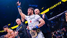 Moldavan Ion Surdu pózuje s pásem pro �ampiona veltrové váhy na turnaji Oktagon...